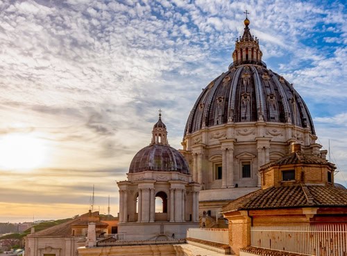 A Basílica de São Pedro em Roma à luz do entardecer